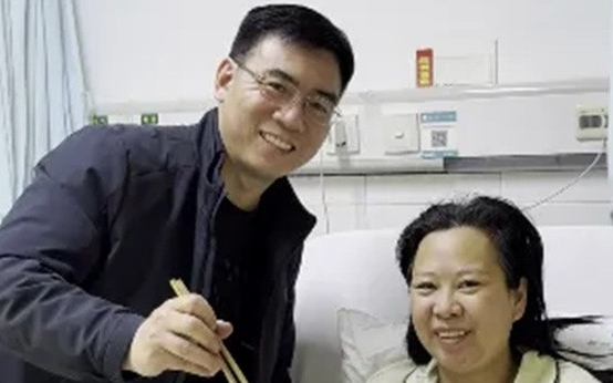 Người đàn ông dừng xe cứu người ngã gục bên đường, không ngờ là vợ mình