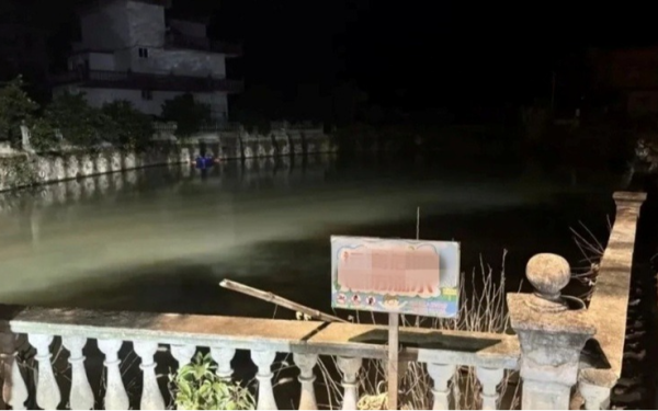 Xe chở học sinh mầm non gặp nạn dưới ao, 8 người tử vong thương tâm