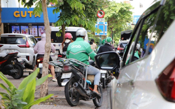 Đội CSGT Hàng Xanh, TP.HCM công bố danh sách xe máy leo vỉa hè bị "phạt nguội"