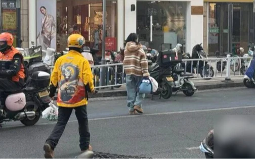 Mở cửa vào quán trà sữa lấy đơn, nam shipper sững người khi thấy nhân viên đã gục dưới sàn