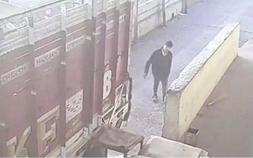 Cha lùi xe tải vô tình khiến con trai TV