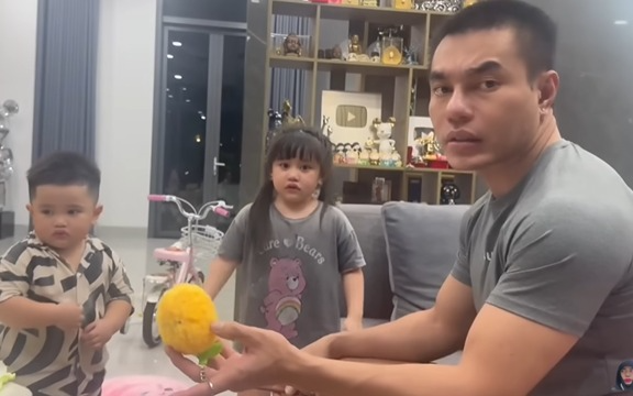 Gần 3 triệu người xem Lê Dương Bảo Lâm dạy con, hóa ra "danh hài" cũng có lúc cực nghiêm thế này