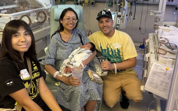 Phép màu y khoa: Em bé chào đời sau 9 tháng phát triển ngoài tử cung, người mẹ không hề biết bản thân mang thai