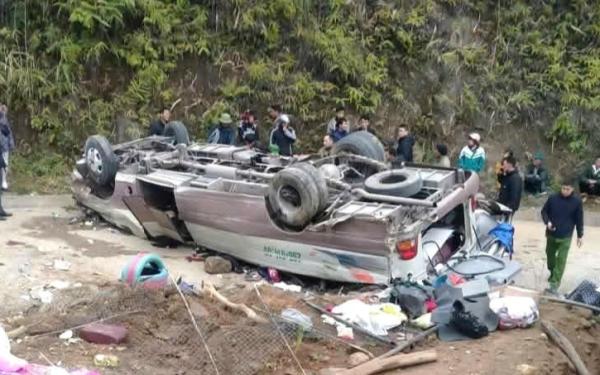 Lào Cai: Xe khách lật ngửa dưới chân dốc, 8 người tử vong