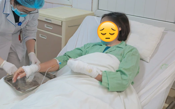 Người phụ nữ phải đi cấp cứu đêm khuya sau khi thông bồn cầu