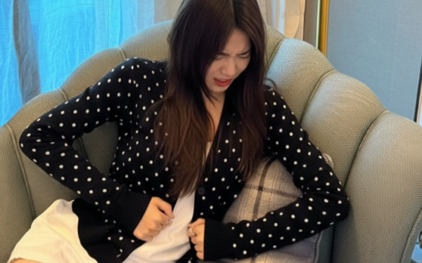 Thiếu nữ 19 tuổi phát hiện UT bu:ồ:ng trứ:ng giai đoạn cuối nhờ dấu hiệu quen thuộc mà ai cũng tưởng chỉ là bé:o lên