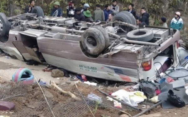 Lật xe chở đoàn từ thiện ở Lào Cai, ít nhất 8 người tử vong