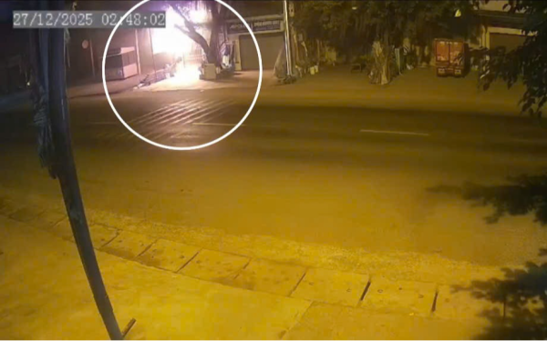 Cháy nhà tại Đắk Lắk, 4 người chết: Camera ghi lại tia lửa từ trụ điện trước nhà