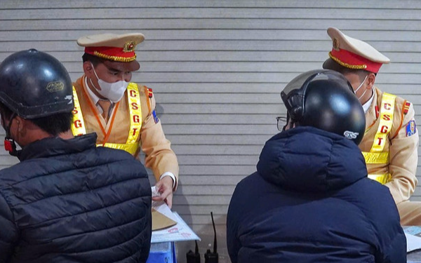 Cảnh sát hóa trang gần nhà hàng, ghi hình tài xế uống rượu bia vẫn lái xe