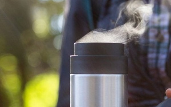 Cô gái tiêu chảy nặng sau khi uống nước trong cốc giữ nhiệt, thứ đáng sợ xuất hiện khi mở nắp ra