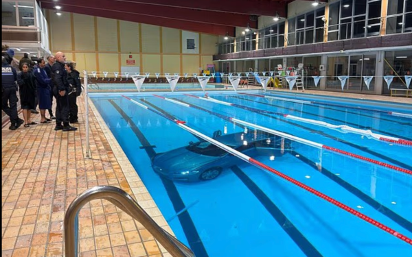 Đạp nhầm chân ga, nữ tài xế lao thẳng ô tô xuống hồ bơi