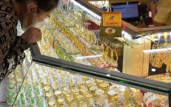 Giá vàng hôm nay 31-12: Tăng lên rồi bất ngờ giảm sâu