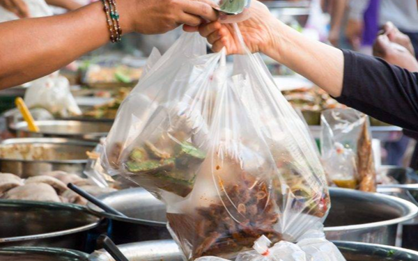 Mẹ 40 tuổi phải cắt bỏ tử cung vì ung thư, con gái lớp 3 đã có kinh nguyệt: Bác sĩ chỉ ra “thủ phạm” trong đồ ăn hằng ngày