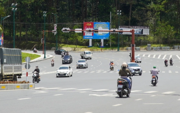 Xe máy rẽ phải khi đèn đỏ sẽ bị phạt thế nào ?