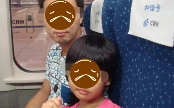 Người đàn ông đưa "con gái" vào nhà vệ sinh trên tàu cao tốc suốt 30 phút, nhân viên mở cửa kiểm tra liền lập tức báo công an