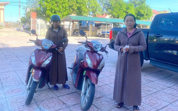 Hai người phụ nữ bằng tuổi, đi xe máy giống hệt nhau bị mời lên công an: Lý do không tưởng