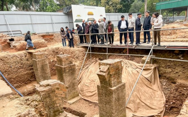 Đào đất, người dân đụng trúng vật hình trụ dày 4m màu vàng lạ, chuyên gia xác nhận báu vật lớn nhất lịch sử