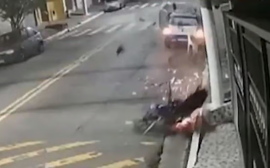 Ghen tuông, cô gái lái ô tô tông bạn trai và bạn thân tử vong