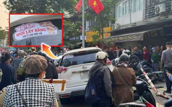 Ô tô phía sau dán chữ ‘vợ em mới lấy bằng, thi 9 lần mới đỗ’ tông nhiều xe máy