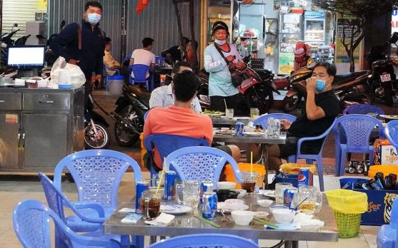 Phạt tiền đến tiền triệu khi bán hàng ăn uống, giải khát quá giờ quy định