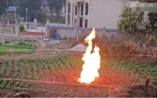 Cánh đồng gần trường học bỗng xuất hiện đám cháy lạ trong nhiều ngày liền, vẫn bùng lên cả khi trời mưa