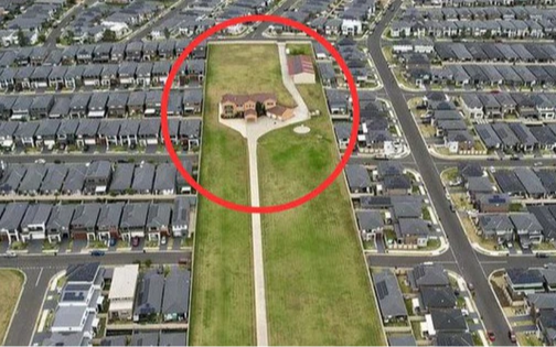 Ngôi nhà "cứng đầu" nhất thế giới, được đền bù 1.051 tỷ đồng vẫn không chịu rời đi: Chủ nhà bị chỉ trích vì 1 lý do rất kỳ lạ