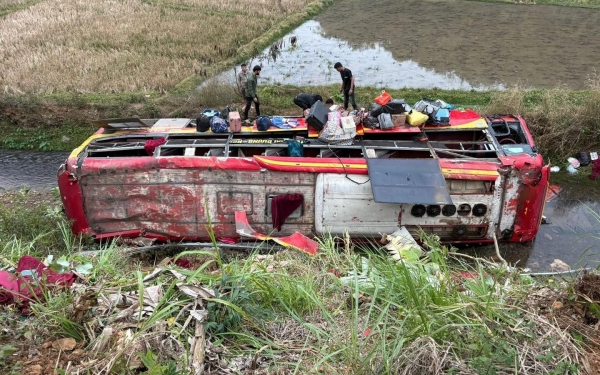 Lật xe khách chở 25 người ở Sơn La