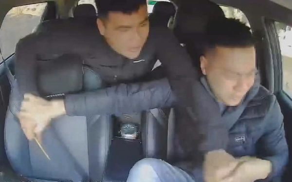Diễn biến mới nhất vụ tài xế bị khách kẹp cổ, dùng đũa tấn công