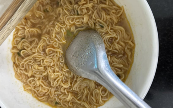 Người đàn ông 48 tuổi tử vong vì thường xuyên ăn mì theo cách "vạn người mê"