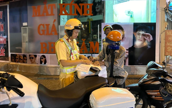 Chính thức: Từ 1-1-2026 khấu trừ lương để đóng phạt vi phạm giao thông