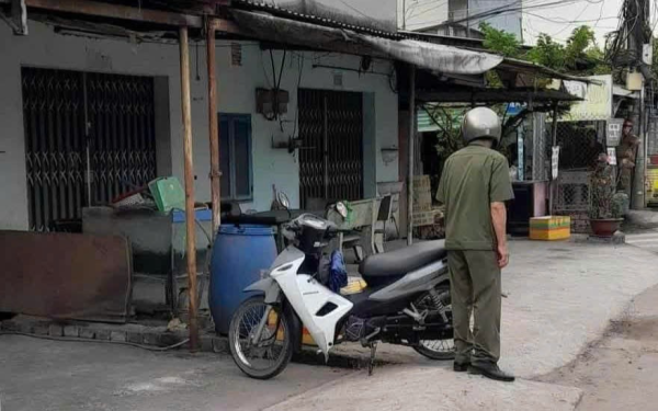 Bàng hoàng phát hiện người lạ tử vong trước cửa nhà