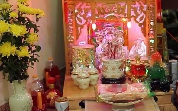 Vì sao khi thắp hương, người nhà giàu thường bày bình hoa ở bên trái bàn thờ?