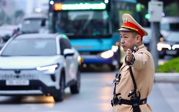 Vi phạm giao thông trừ vào lương từ 2026: Đối tượng và mức trừ bao nhiêu?