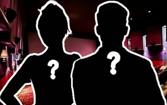 Nam thần showbiz thuê rạp chiếu phim cầu hôn nàng thơ gây bão toàn cõi mạng