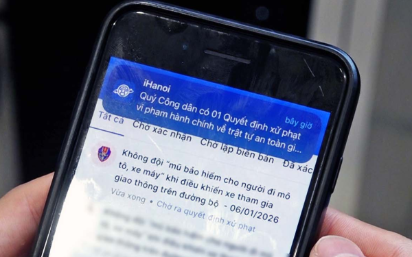 CSGT hướng dẫn người dân nộp phạt vi phạm giao thông qua ứng dụng iHanoi