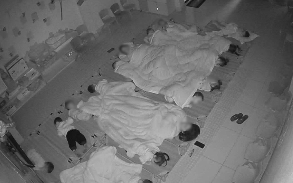 Bức ảnh học sinh mầm non ngủ trưa ở Hà Nội đang gây tranh cãi: Mẹ quá nhạy cảm hay các cô thực sự thiếu ý tứ?