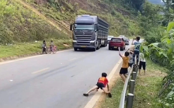 Cảnh báo tình trạng trẻ em lao ra đường 