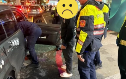 Cãi nhau với bạn trai, người phụ nữ nhảy ra khỏi xe ô tô trong tình trạng khiến ai cũng ngỡ ngàng