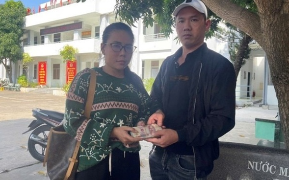 Phát hiện hàng chục triệu đồng nằm chơ vơ trong khe trả tiền của cây ATM tại Lâm Đồng: Công an sử dụng nghiệp vụ xác minh