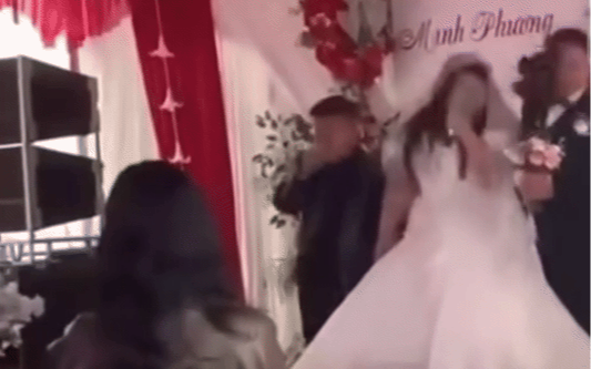 Cô dâu, chú rể bị ném mắm tôm ngay trên sân khấu ở Ninh Bình: Công an vào cuộc, hé lộ nguồn cơn