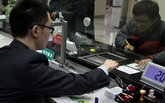 Nhận được 15 tỷ đồng tiền đền bù đất, người đàn ông gửi ngân hàng lấy lãi 500 triệu/năm, đến ngày đáo hạn thì được thông báo: "Sổ tiết kiệm là giả, anh tìm người khác giải quyết đi"