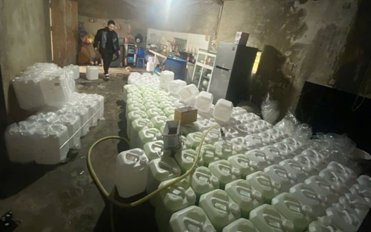 Công an bất ngờ phát hiện 44 can nhựa chứa dung dịch màu xanh trong căn nhà ẩm thấp: Thứ quen mặt, nhiều người tìm mua dịp Tết