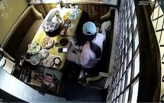 Phát hiện người phụ nữ ăn buffet 800.000 đồng/suất nhưng gói hơn 170 triệu đồng đồ ăn mang về nhà