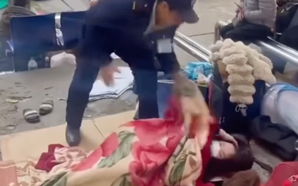 Clip bảo vệ Bệnh viện Bạch Mai ném chăn người nhà bệnh nhân gây "bão" mạng: Bệnh viện nói gì?