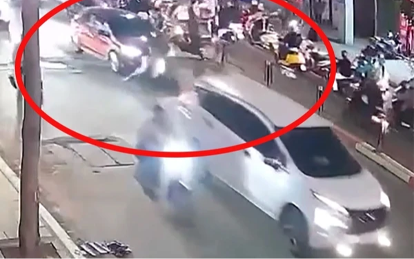 Người đàn ông đi xe máy bị ô tô kéo lê, tử vong trên phố Hà Nội: Camera hé lộ diễn biến đau lòng