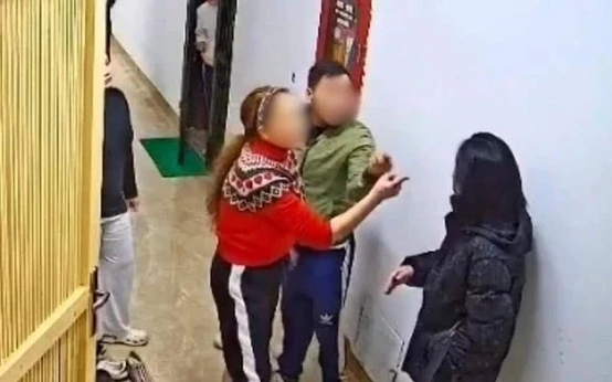 Công an vào cuộc vụ người phụ nữ bị túm tóc, đánh ở hành lang chung cư