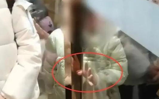 Bé gái khóc thét vì kẹt ngón tay vào cửa siêu thị suốt nửa tiếng nhưng nhân viên nhất quyết không giải cứu: Lý do gây phẫn nộ