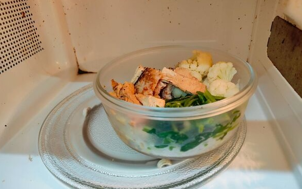 Không nên đặt thức ăn vào giữa lò vi sóng! Một dược sĩ tiết lộ nguyên tắc này khiến cư dân mạng kinh ngạc: 20 năm sử dụng sai cách