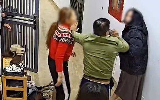 Lộ tin nhắn nghi của chồng người phụ nữ đánh hàng xóm xin xỏ nạn nhân, bệnh người con trai gây chú ý