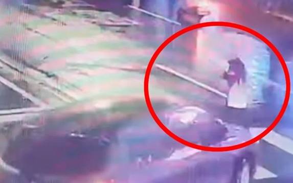 Cảnh sát tung CCTV ghi lại vụ cặp vợ chồng diễn viên lái xe tông chết người đi đường